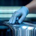 Main gantée vérifiant une surface brillante