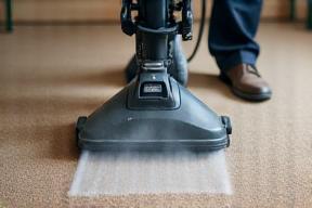 Technicien utilisant une machine sur moquette